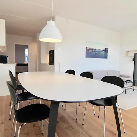 Fantastic 3-bed Wbalcony In North Harbour Апартаменты